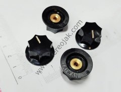 Vidalı Potans Düğmesi , Taban 24mm , Yükseklik 14.5mm ( 3mm Çapındaki Potansiyometre Millerine Uygundur ) İnce Mil Potansiyometre Düğmesi , Yandan Sıkmalı , Çizgili ve Nokta ile Konum Gösterici Pot Başlığı ( Made in TAIWAN , Kaliteli )