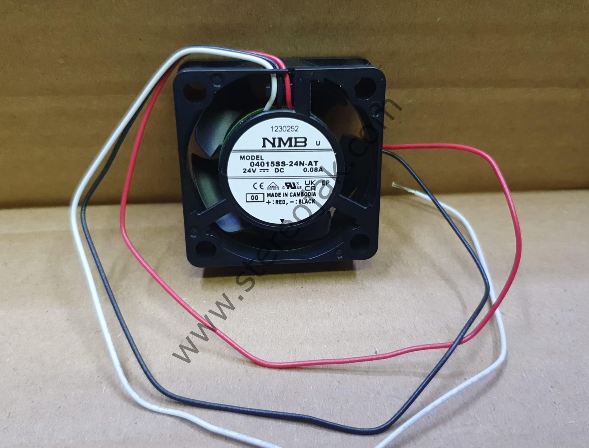 NMB 04015SS-24N-AT   40x40x15mm 24VDC 0.08A 3 Kablolu Fan(1606KL-01W-B30- X00 1606KL-01W-B40- X00 1606KL-01W-B50- X00 1606KL-04W-B30- X00 1606KL-04W-B40- X00 1606KL-04W-B50- X00 1606KL-05W-B30- X00 1606KL-05W-B40- X00 1606KL-05W-B50- X00 )
