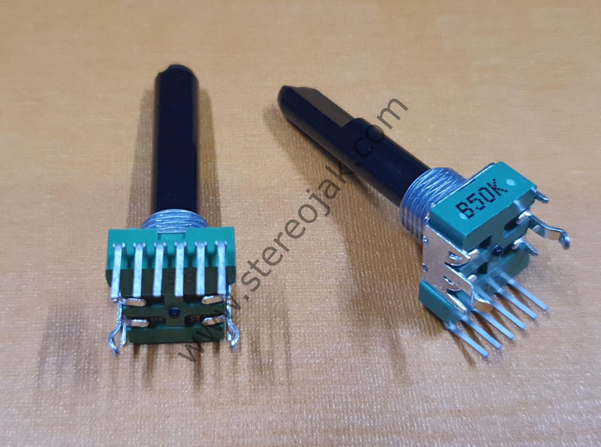 Mackie SRM650  potans 50k ortadan tıklı